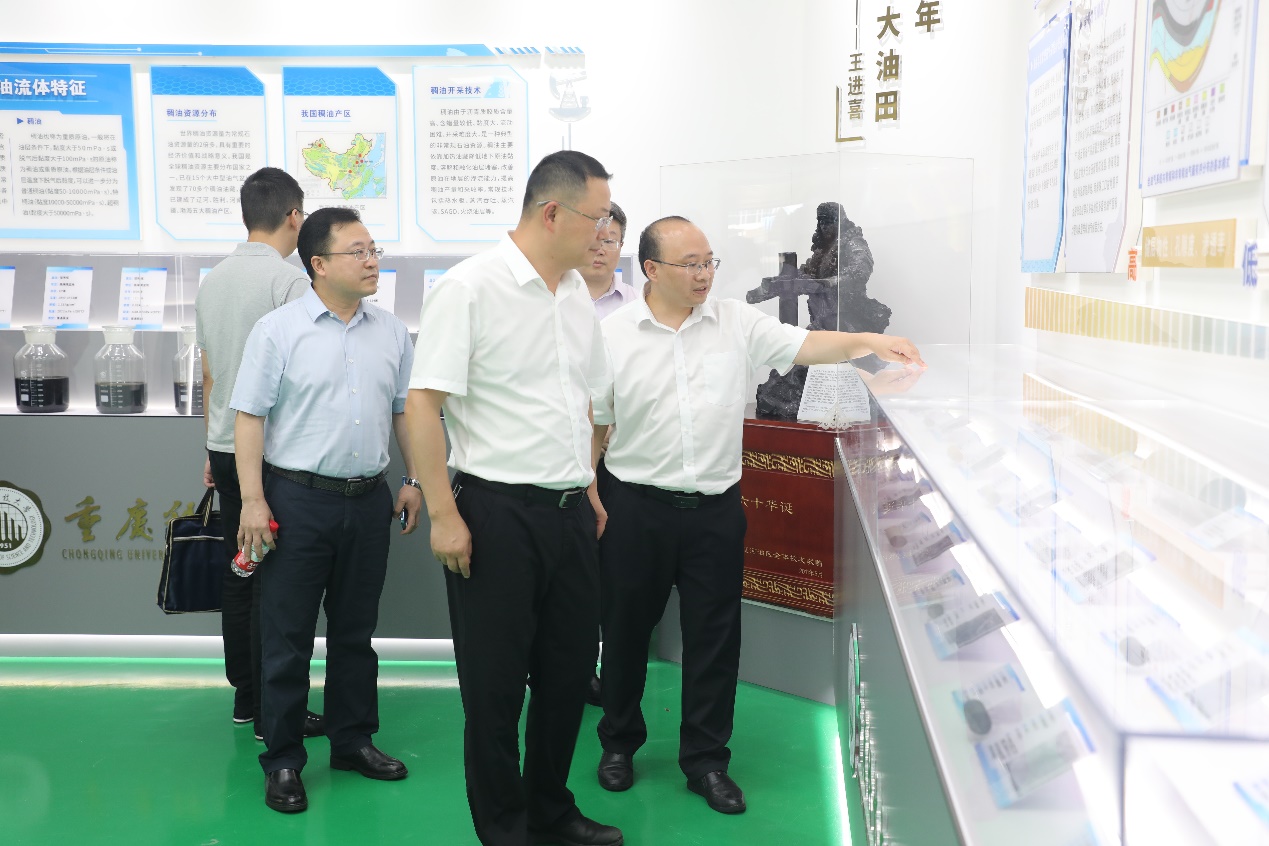 一群人站在室内描述已自动生成 新澳门2025最新饮料大全